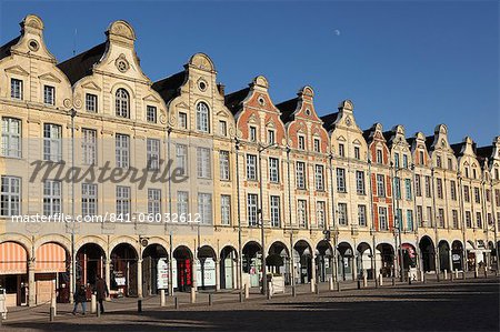Façades baroques flamands à la pavées Petite Place (Place des héros), Arras, Nord-Pas de Calais, France, Europe