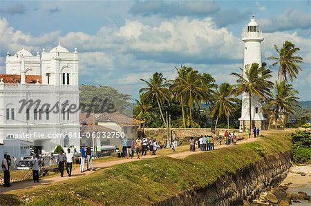Mosquée Jumma Montagnier et le phare au Bastion Utrecht Point dans le Vieux Fort hollandais, patrimoine mondial de l'UNESCO, Galle, Province du Sud, Sri Lanka, Asie