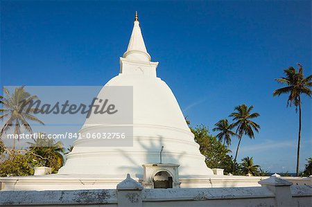 Stupa (dagoba) dans un petit temple bouddhiste surplombant la côte sud de Mirissa, près de Matara, Province du Sud, Sri Lanka, Asie