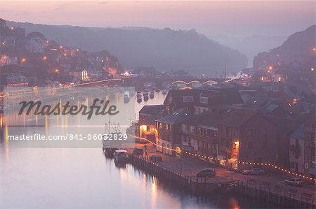 Meer Nebel baut über der Stadt von Looe, Cornwall, England, Vereinigtes Königreich, Europa