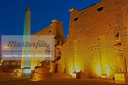 Obélisque de Ramsès II et pylônes, le Temple de Louxor, Thèbes, UNESCO World Heritage Site, Egypte, Afrique du Nord, Afrique