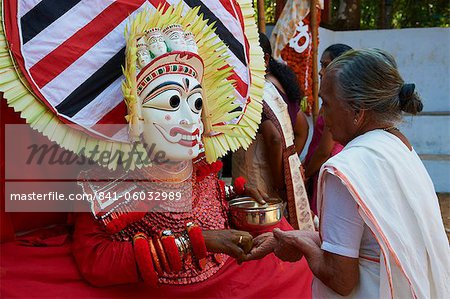 Représentation d'une divinité hindoue, cérémonie de Teyyam, près de Kannur, Kerala, Inde, Asie