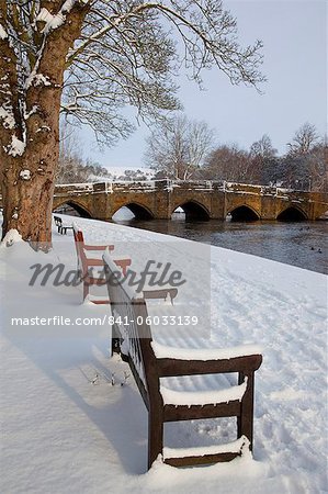 Brücke über den Fluss Wye im Winter, Bakewell, Derbyshire, England, Vereinigtes Königreich, Europa