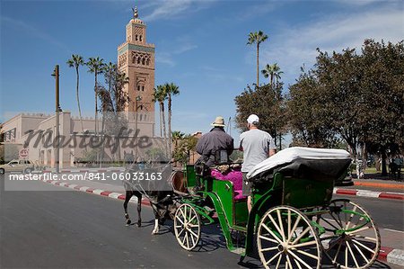 Minaret de la mosquée de la Koutoubia et de la calèche, Marrakech, Maroc, l'Afrique du Nord, Afrique