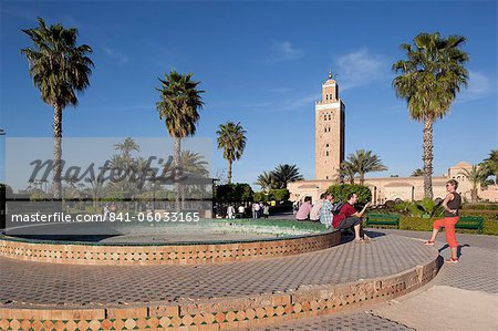 Minarett der Koutoubia-Moschee und Librairie Municipal, Marrakesch, Marokko, Nordafrika, Afrika