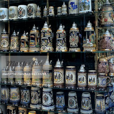 Vitrine souvenir affichant des chopes de bière autrichienne traditionnelle, Vienne, Autriche, Europe