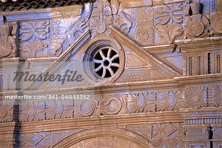 Porte arc inspirée de dessins Aztèques de l'église paroissiale de notre-Dame de Regla, Pajara, Fuerteventura, îles Canaries, Espagne, Europe