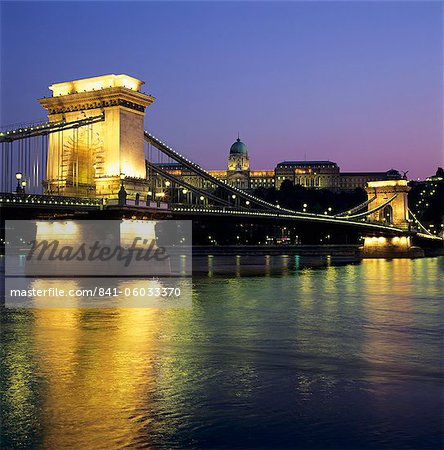 Palais Royal (Budavari Palota) (château de Buda) et pont à chaînes au crépuscule, patrimoine mondial de l'UNESCO, Buda, Budapest, Hongrie, Europe