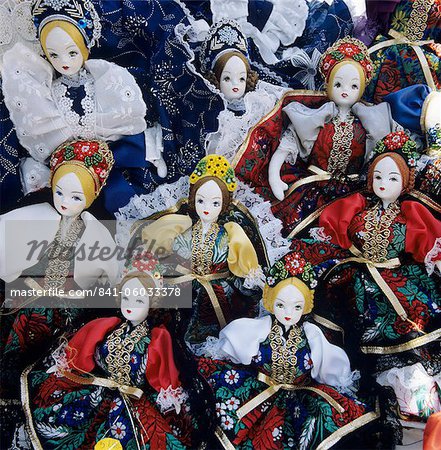 Poupées de souvenir en costumes traditionnels hongrois, Budapest, Hongrie, Europe