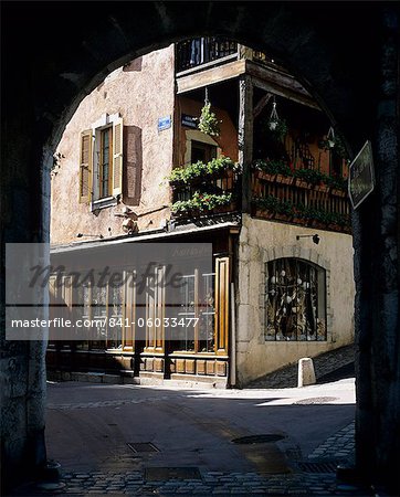 Archway dans la vieille ville, Annecy, lac d'Annecy, Rhone Alpes, France, Europe
