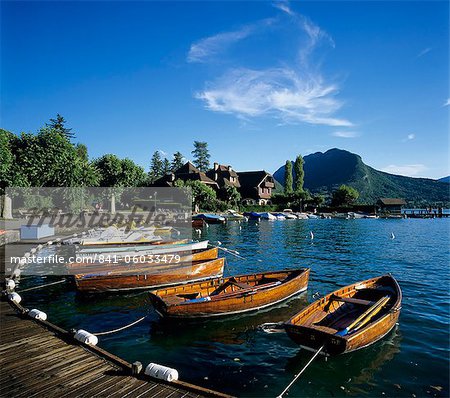Bord de bateaux à rames le long du lac, Talloires, lac d'Annecy, Rhone Alpes, France, Europe