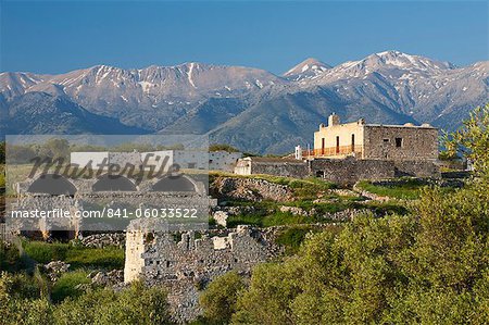 Monastère d'Ayios Ioannis Theologos et les montagnes blanches, Aptera, Chania région, Crète, îles grecques, Grèce, Europe