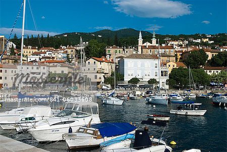 Blick auf den Hafen, Volosko (in der Nähe von Opatija), Adria, Kvarner Bucht, Kroatien, Europa