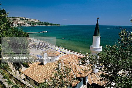 Vue sur le nid tranquille villa et minaret, Palais de la Reine Marie, Balchik, Black Sea coast, Bulgarie, Europe