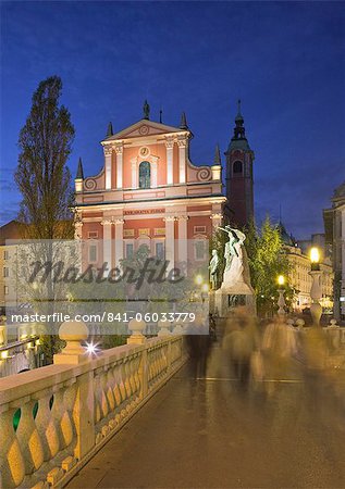 L'église de l'Annonciation et la Triple pont sur la rivière Ljubljanica au crépuscule, Ljubljana, Slovénie, Europe