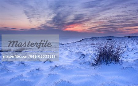 Fin coucher de soleil sur la neige à Hathersage Moor, Derbyshire, Angleterre, Royaume-Uni, Europe