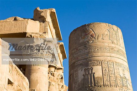 Peint le pilier et le Pronaos au Temple de Sobek et Haroeris, Kom Ombo, Egypte, Afrique du Nord, Afrique