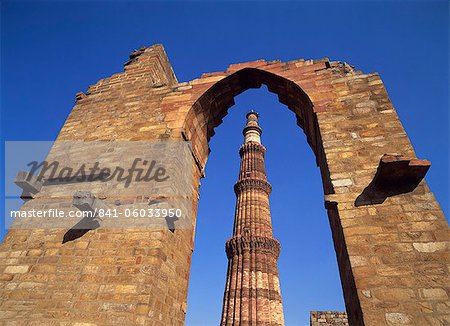 Qutb Minar complexe, plus haute tour unique de l'Inde construit au XIIe siècle, patrimoine mondial UNESCO, Delhi, Inde, Asie