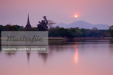 Wat Sa Si au crépuscule, parc historique de Sukhothai, patrimoine mondial de l'UNESCO, Province de Sukhothai, Thaïlande, Asie du sud-est, Asie