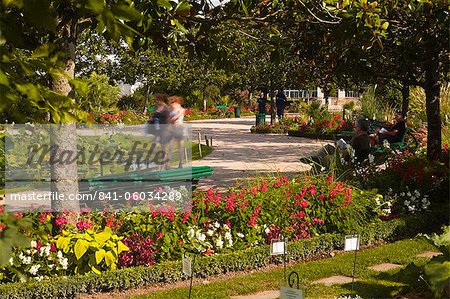 People walking through the Jardins Botanique (Botanical Gardens), Tours, Indre et Loire, Centre, France, Europe People walking through the Jardins Botanique (Botanical Gardens), Tours, Indre et Loire, Centre, France, Europe