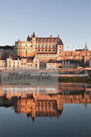 Das Schloss Amboise, UNESCO-Weltkulturerbe, reflektiert in den Gewässern des Flusses Loire, Amboise, Indre-et-Loire, Loire-Tal, Centre, Frankreich, Europa
