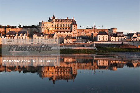 Le château d'Amboise, patrimoine mondial UNESCO, reflétant dans les eaux de la rivière Loire, Amboise, Indre-et-Loire, vallée de la Loire, Centre, France, Europe
