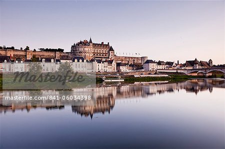 Surplombant la Loire vers la ville et le château d'Amboise, patrimoine mondial de l'UNESCO, Amboise, Indre-et-Loire, vallée de la Loire, Centre, France, Europe Surplombant la Loire vers la ville et le château d'Amboise, patrimoine mondial de l'UNESCO, Amboise, Indre-et-Loire, vallée de la Loire, Centre, France, Europe