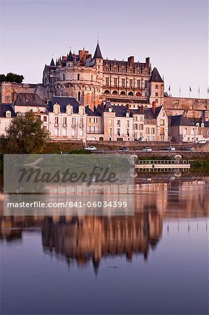 Le château d'Amboise, patrimoine mondial UNESCO, reflétant dans les eaux de la Loire, à la fin de la journée, Amboise, Indre-et-Loire, vallée de la Loire, Centre, France, Europe Le château d'Amboise, patrimoine mondial UNESCO, reflétant dans les eaux de la Loire, à la fin de la journée, Amboise, Indre-et-Loire, vallée de la Loire, Centre, France, Europe