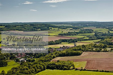 Donnant sur le paysage de la Bourgogne et le village de Saint Pere de Vézelay, Bourgogne, France, Europe