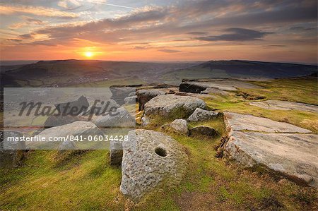 Coucher de soleil sur les meules, Froggatt et Edge : Curbar, Parc National de Peak District, Derbyshire, Angleterre, Royaume-Uni, Europe