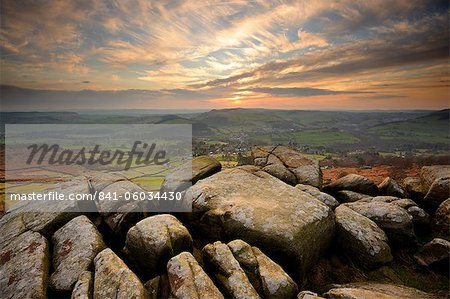 Sonnenuntergang über Neuhausen, Curbar Rand, Peak-District-Nationalpark, Derbyshire, England, Vereinigtes Königreich, Europa