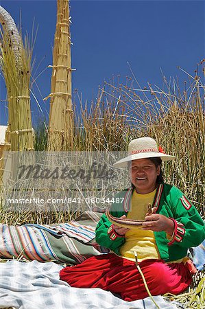 Porträt einer Uros indische Frau, Islas Flotantes (schwimmende Inseln), Titicacasee, Peru, Südamerika