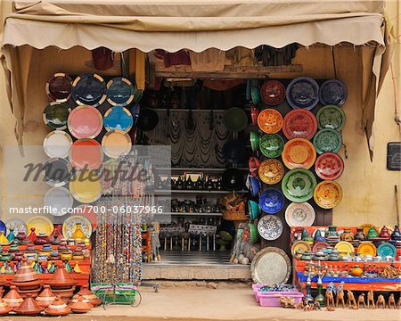 Magasin de poterie avec céramiques colorées, Marrakech, Maroc