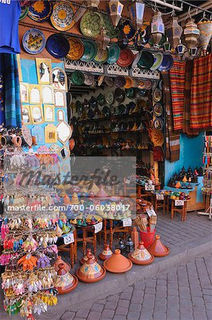 Geschäft in traditioneller Souk, Marrakesch, Marokko Geschäft in traditioneller Souk, Marrakesch, Marokko