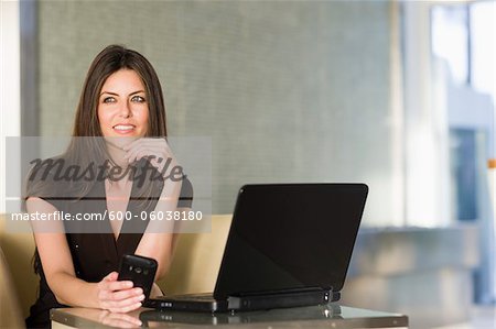 Frau mit Handy und Laptop, Florida, USA