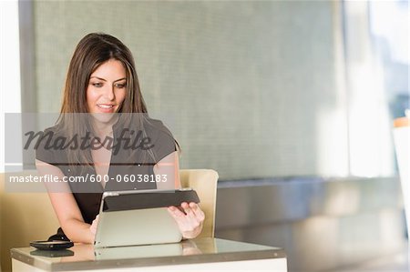 Femme à l'aide de la tablette informatique, Florida, USA