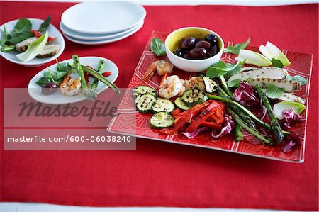 Antipasti mit gegrilltem Gemüse, Garnelen und Oliven