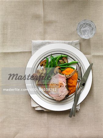 Côtelette de porc aux champignons, haricots verts, échalotes, Squash et sauce Au Jus Côtelette de porc aux champignons, haricots verts, échalotes, Squash et sauce Au Jus