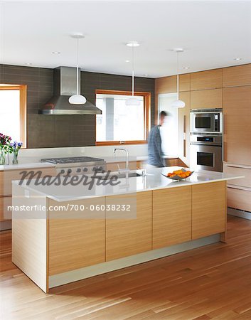 Homme dans la cuisine Homme dans la cuisine