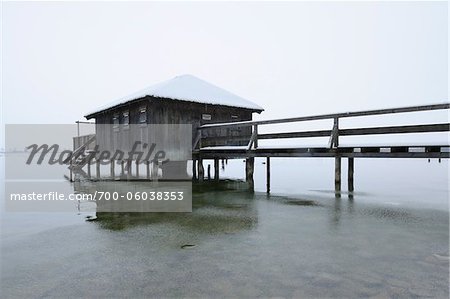 Jetée et une remise à bateaux sur le lac Kochelsee, arrondissement de Bad Tölz-Wolfratshausen, Haute Bavière, Bavière, Allemagne