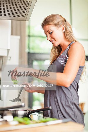 Femme souriante de cuisson dans la cuisine