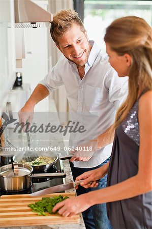 Couple de cuisine ensemble dans la cuisine