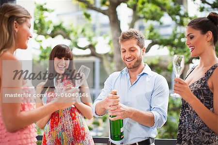 Freunden zusammen Champagner trinken