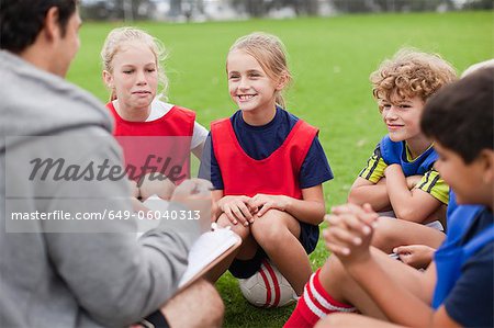 Entraîneur de parler à l'équipe de soccer pour enfants