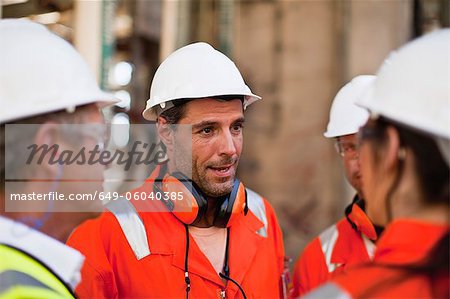 Arbeitnehmer im Gespräch bei Öl-Raffinerie