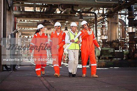 Travailleurs à pied à la raffinerie de pétrole