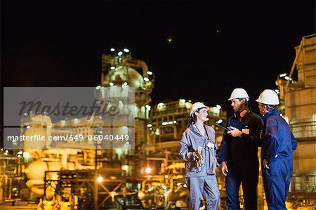 Arbeitnehmer im Gespräch bei Öl-Raffinerie