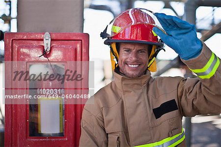 Pompier souriant sur site