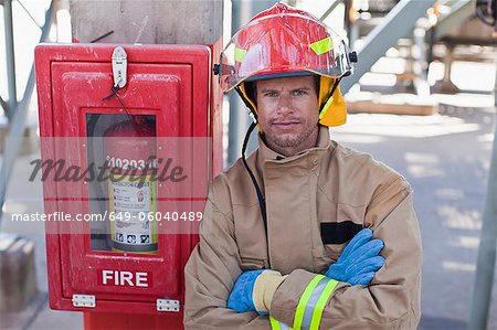 Pompier souriant sur site