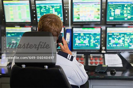 Mann arbeitet in Sicherheit-Kontrollraum Mann arbeitet in Sicherheit-Kontrollraum